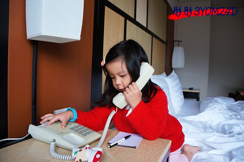 彤彤3Y0M24D-2不然就是玩電話.jpg