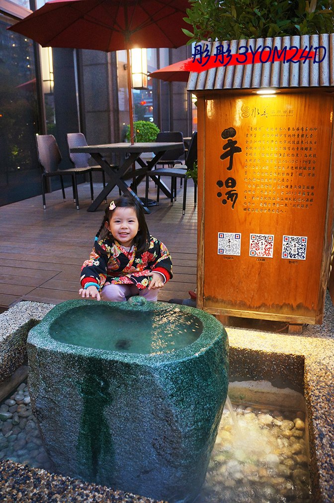 彤彤3Y0M24D-9飯店外有個手湯.jpg