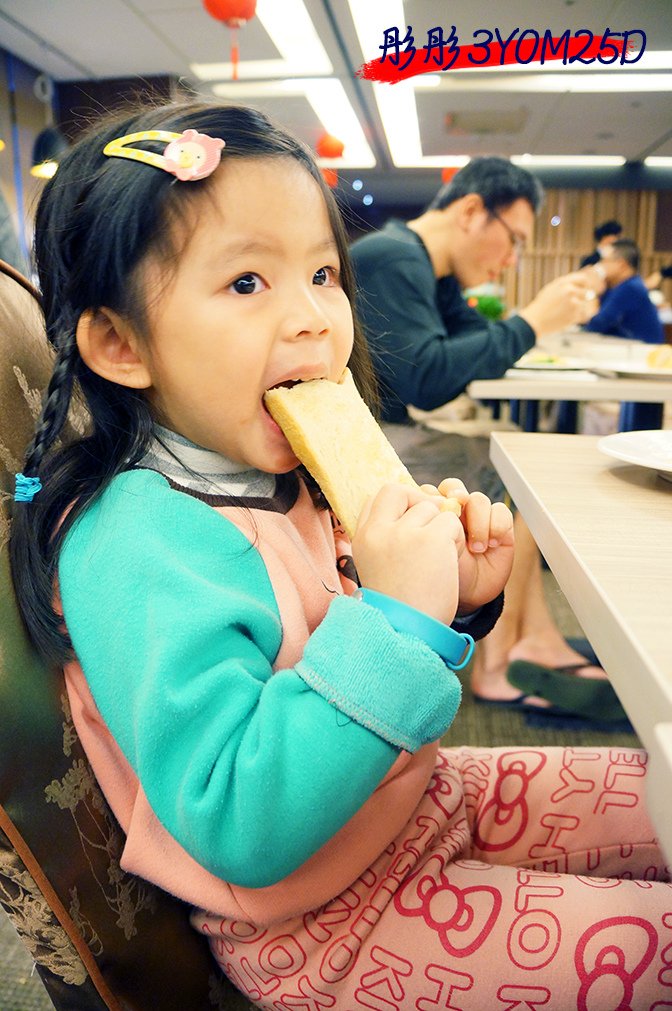 彤彤3Y0M25D-2彤早起味口不好只吃點吐司.jpg