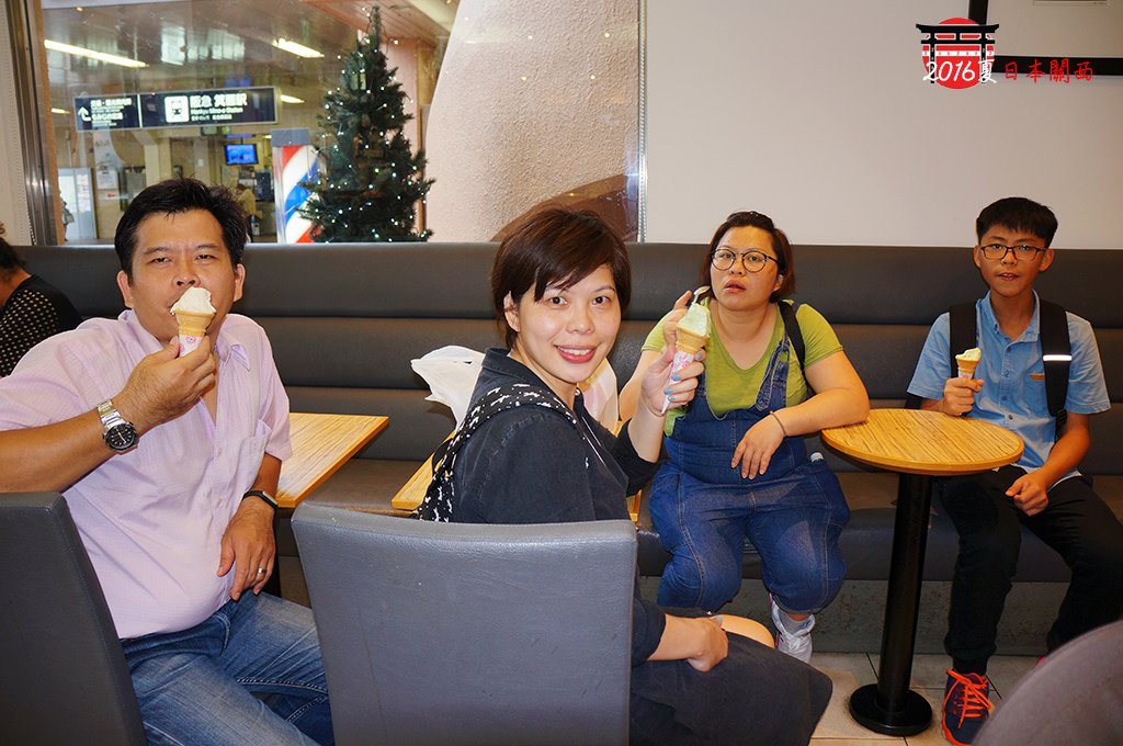 0712-127大家吃得好滿足但彤睡覺沒吃到.jpg