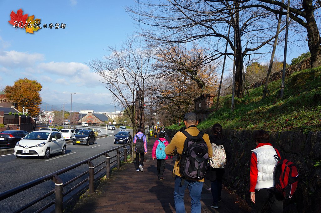 1122-025地鐵一號出口出來右轉下坡直走.jpg