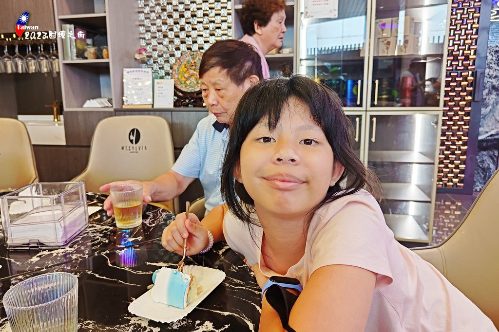 20230809家族遊97-台南MT.Sylvia Coffee 雪山貓彤姐吃父親節蛋糕.jpg