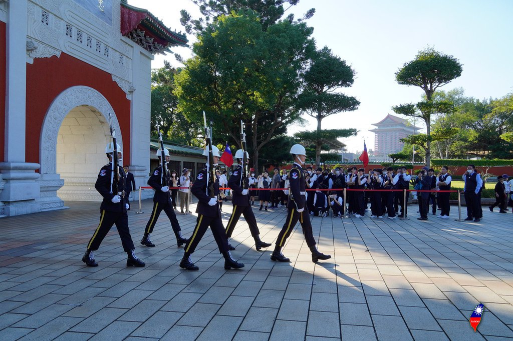 2023勇騎鐵馬去士林官邸賞菊47_忠烈祠衛兵交接.jpg