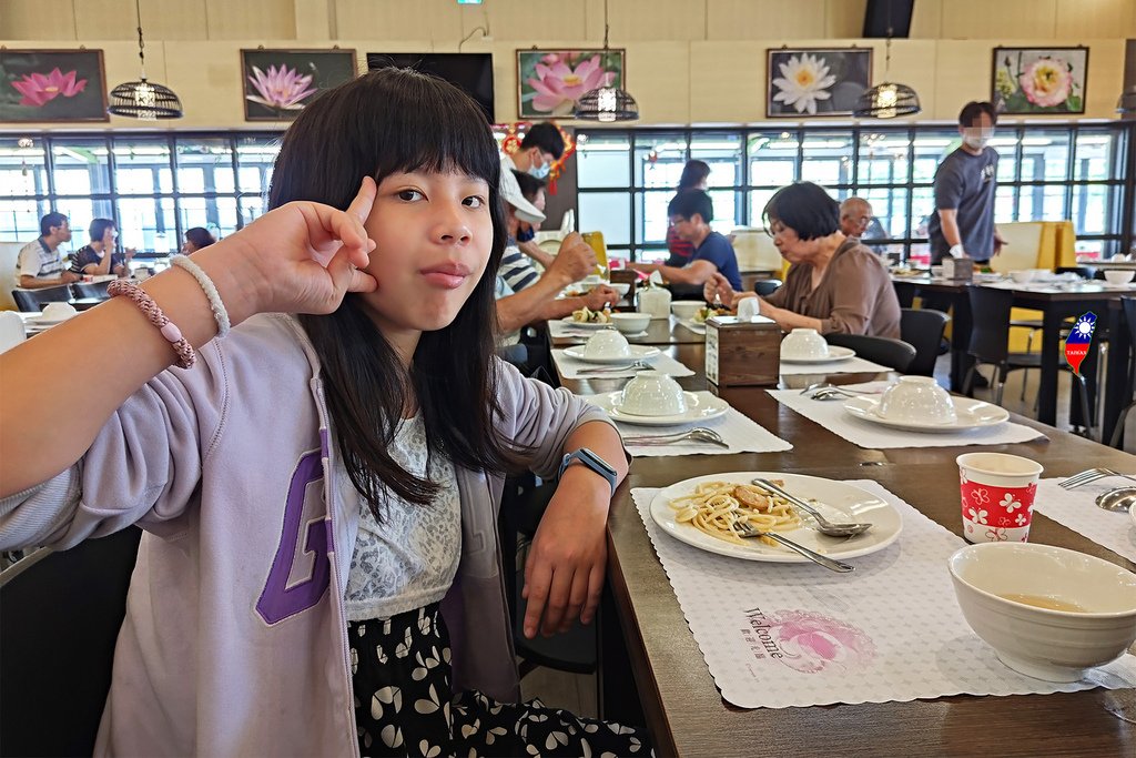 20240406蓮荷蔬食15後方還有像溫室的半獨立空間.jpg