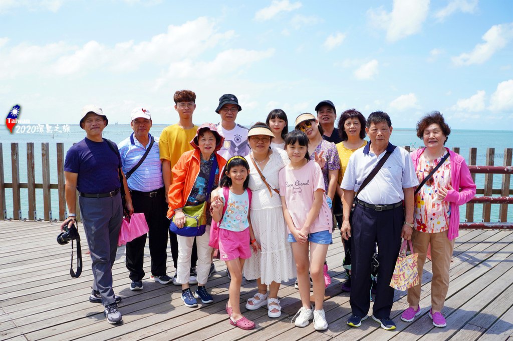 2020環島DAY1-10嘉義東石漁人碼頭長堤盡頭合影.jpg