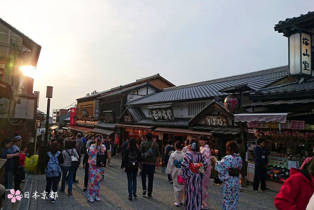 0331-318離開清水寺時清水坂的夕陽餘暉.jpg