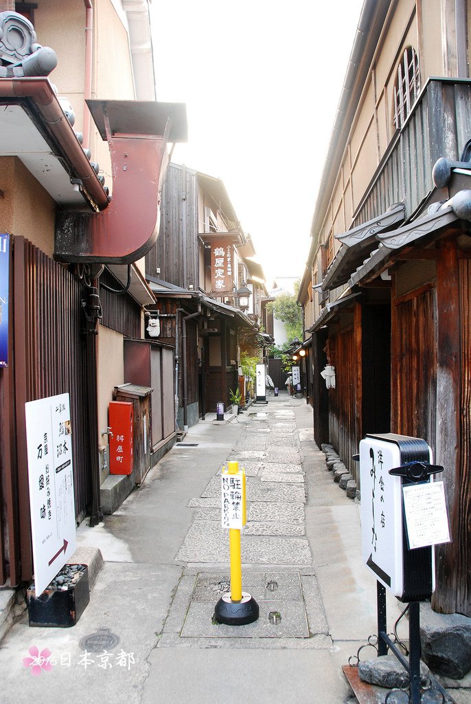 0331-364照片右邊的古屋現在是全世界唯一的榻榻米星巴克.jpg