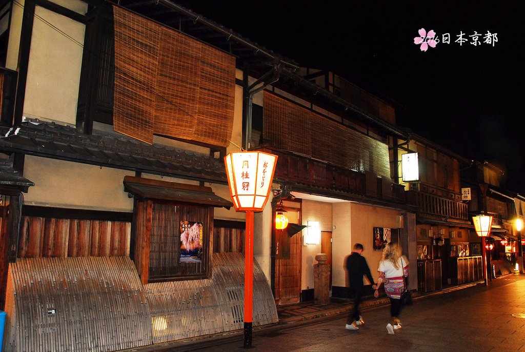 0331-429花見小路裡木造建築茶屋的竹簾遮蔽.jpg