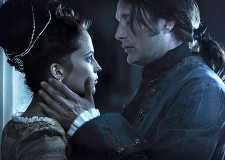 A Royal affair_5_From left Alicia Vikander and Mads Mikkels2