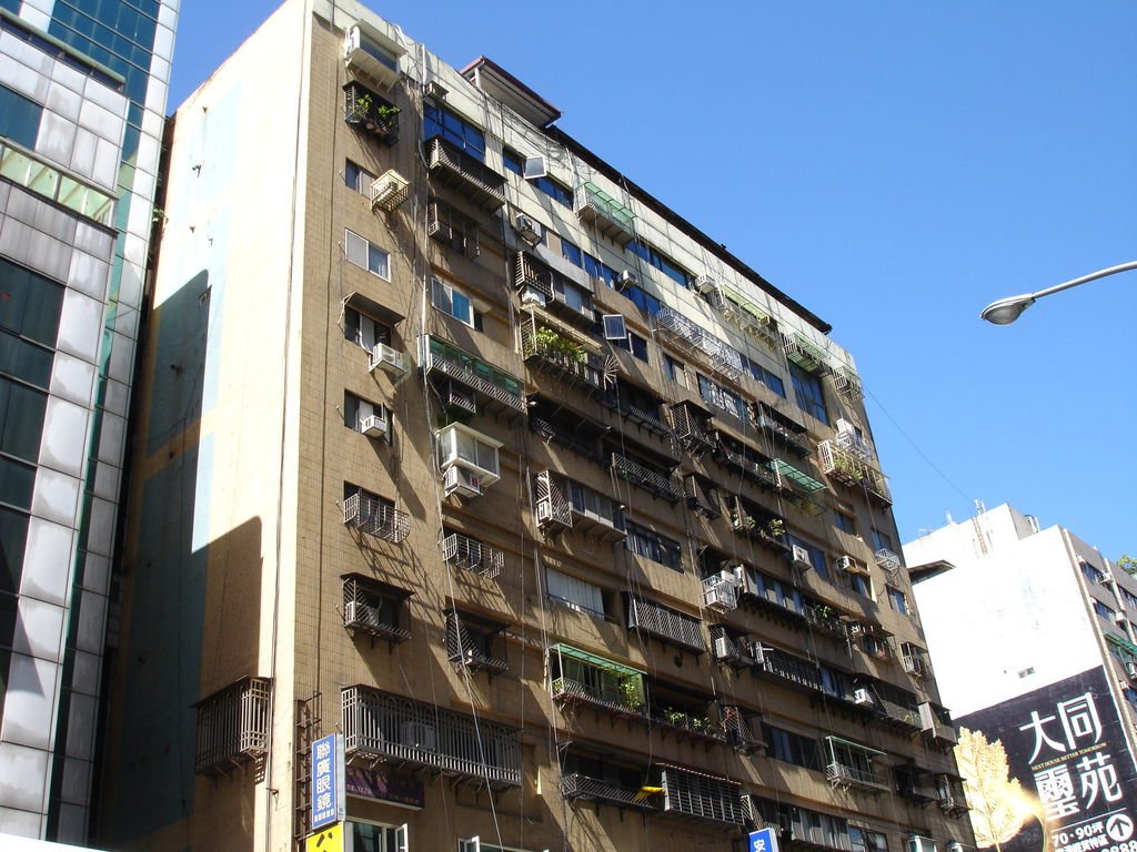 在鐵窗面前_屋頂加蓋就顯得不太礙眼了_台北市松山區八德路三段225號等環翠庭外牆