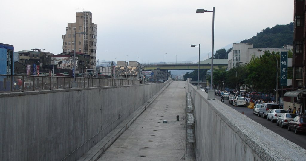 台灣高鐵民權街起飛甲板