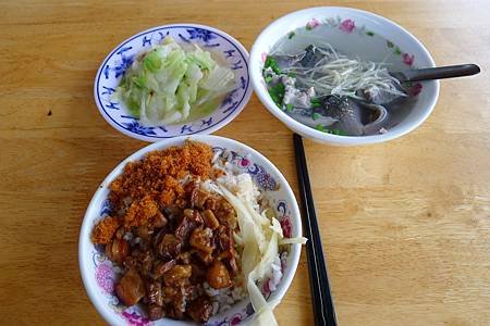 肉燥飯、白菜、魚皮湯