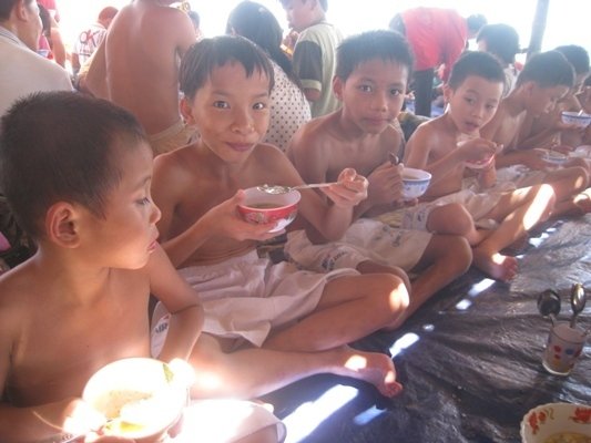 孩童在海灘用餐.jpg