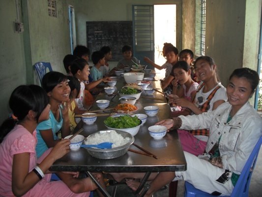 給孩童舉辦營養補助活動.jpg