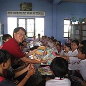 與小學生合照