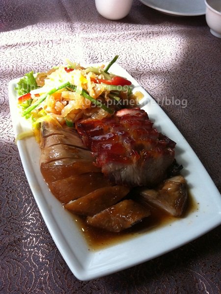 京站傳鮮樓港式飲茶-什錦三拼盤(油雞叉燒.海蜇絲).JPG