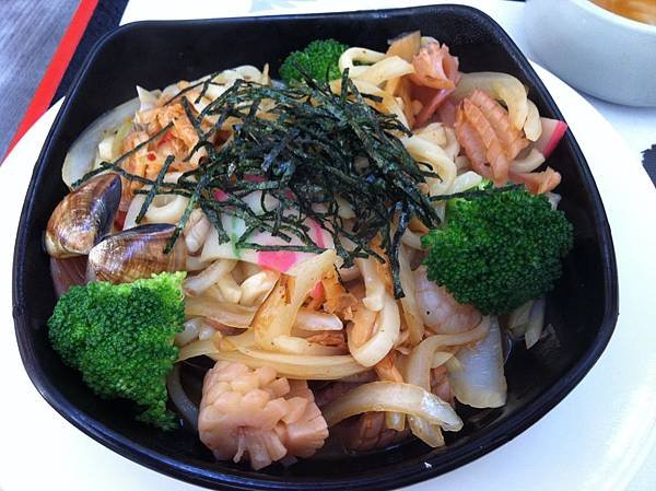 風尚人文咖啡館台中文心店-泡菜海鮮烏龍炒麵.JPG