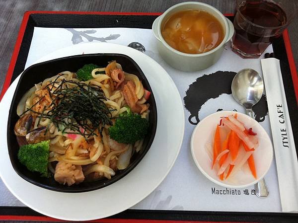 風尚人文咖啡館台中文心店-泡菜海鮮烏龍炒麵200元.JPG