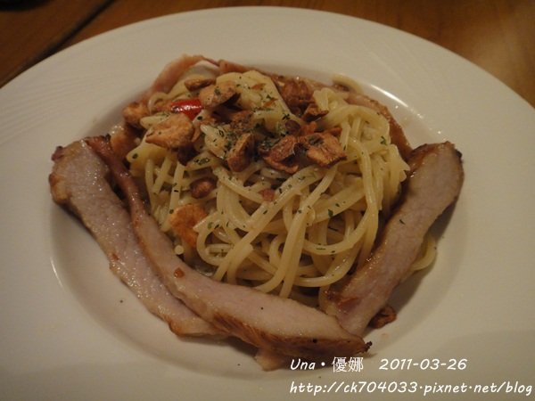 kiki cafe-蒜頭辣椒松阪豬義大利麵3.JPG