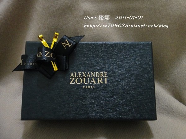 Alexandre Zouari綴有蝴蝶結的紙盒.JPG
