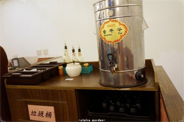 黑殿飯店DARK PALACE TAIWANESE GOURMET(右岸店)：[淡水地圖漫步行]台北 淡水 黑殿飯店~巧遇的老牌古滋味