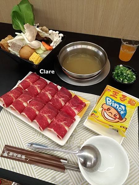 鼎食鼎盛大眾鍋物料亭_低脂牛肉+豚骨昆布湯+王子麵+蔬菜菇菇盤.jpg