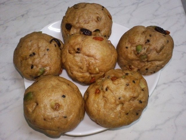 成品.JPG - 1070124-隨興的全麥黑糖堅果饅頭~~