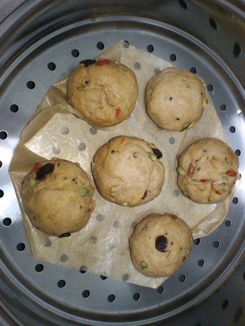 2.JPG - 1070124-隨興的全麥黑糖堅果饅頭~~