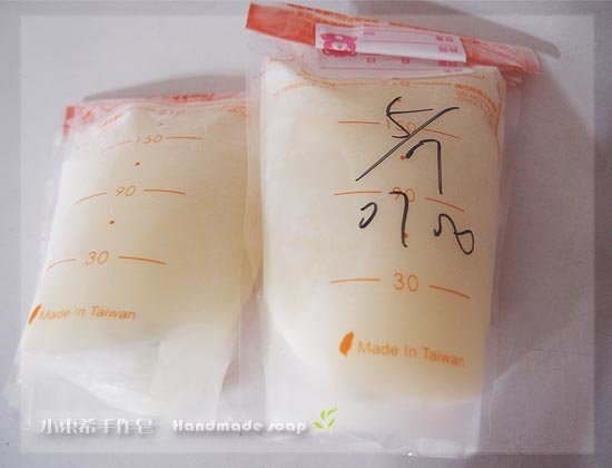 母乳含袋總重約:410G