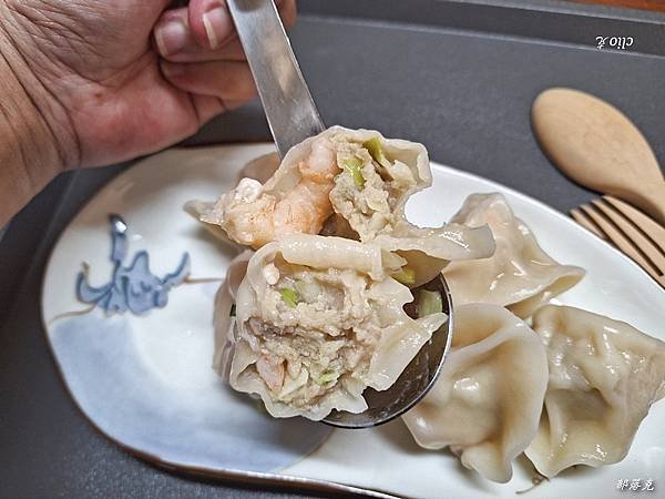 強餃子手工水餃皮薄餡多滋味美，冰箱必備冷凍水餃（活跳鮮蝦／黃