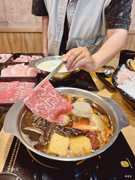 山崎昆布鍋物滿滿的肉品、海鮮和蔬食，小克的火鍋首選（桃園火鍋