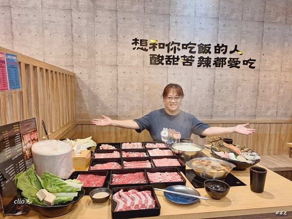 山崎昆布鍋物滿滿的肉品、海鮮和蔬食，小克的火鍋首選（桃園火鍋