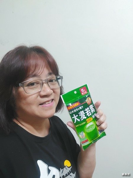 山本漢方大麥若葉青汁一杯就能輕暢纖，全家也能買到５入輕巧包囉