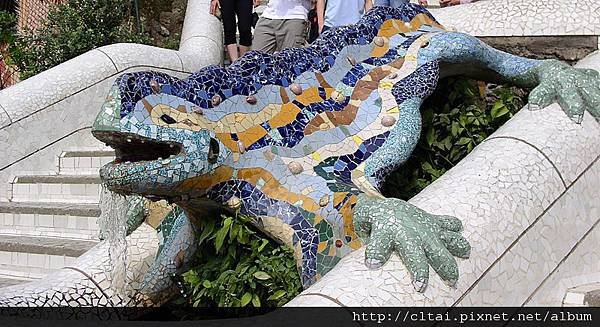 800px-Reptil_Parc_Guell_Barcelona.jpg