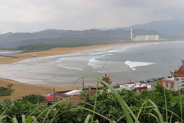 (北海岸)遠望對岸的福隆沙灘與核四-1