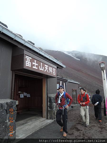 12-004後方還有山友率續抵達