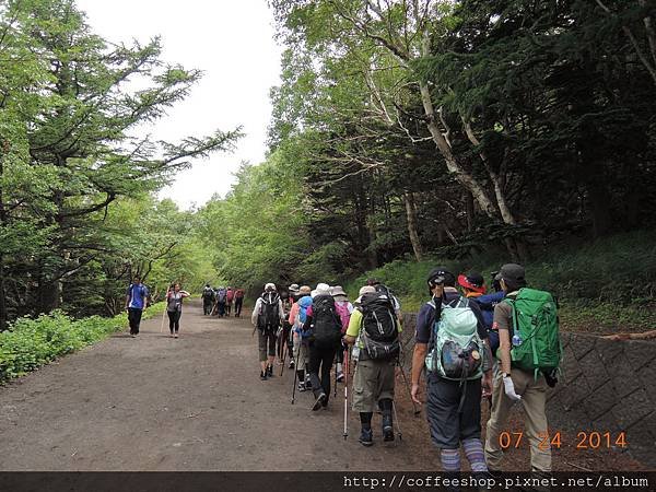 0504-004偶們默默滴跟在登山團滴後方慢慢走^^