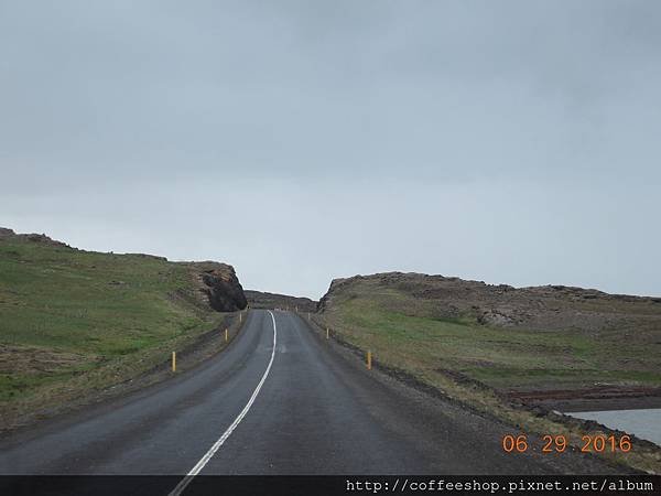 002難得在冰島也有硬挖粗來滴路.JPG