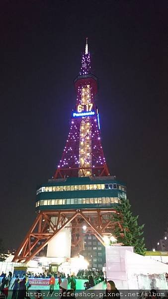 004裡頭設了一個超大滴露天溜冰場.想在電視爸爸滴眼皮子下溜冰就是這啦!!.JPG