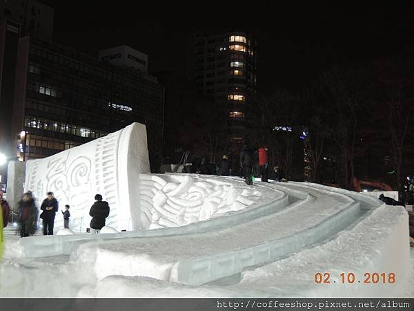 033日清杯麵雪雕流粗來滴湯麵化作大小朋友最愛滴溜滑梯^^.JPG