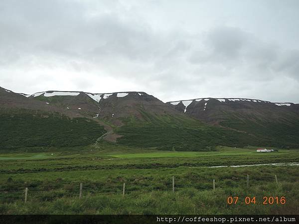041這裡滴山頭狠有趣~像是多加了一層節慶彩帶.JPG