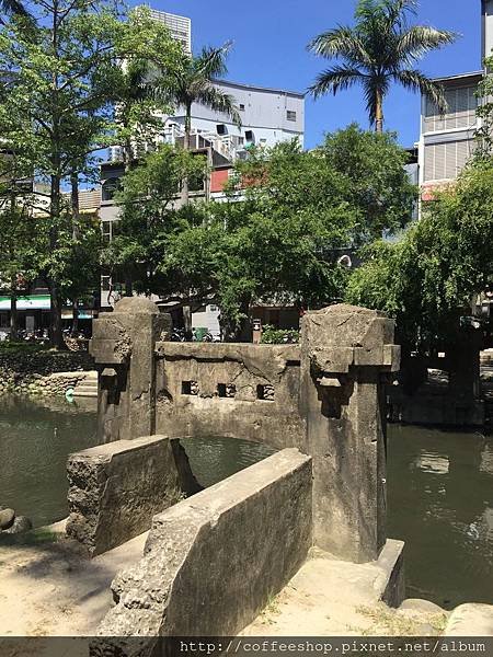012-02護城河上滴吊橋遺跡.JPG