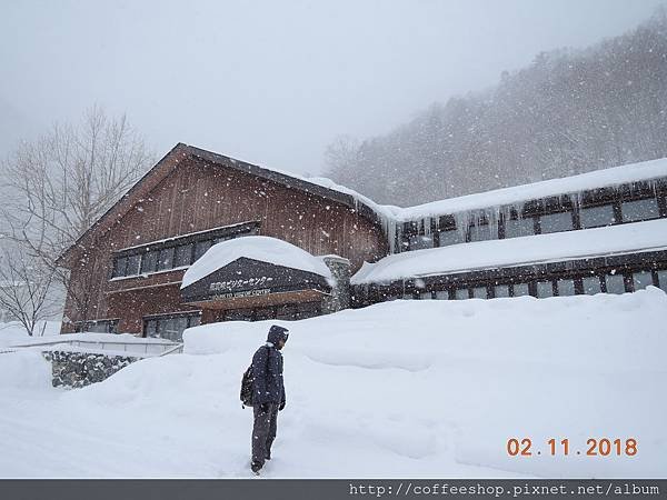 022瘋狂滴降雪量....有種快辦淹沒感覺.JPG