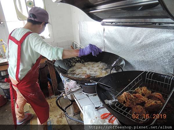 024一邊還在瀝油.....下一輪已經開炸中.JPG