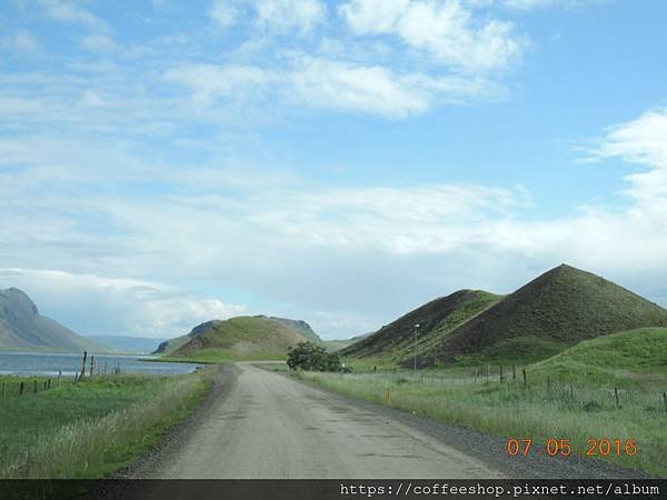 041沿著湖邊滴Rd722一路延伸.JPG