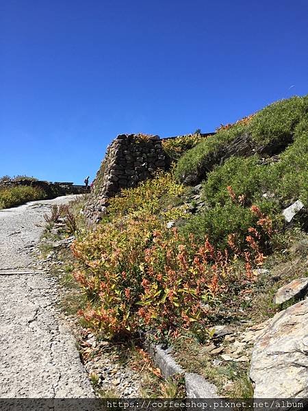 014山道上陸續可見碉堡遺跡.JPG