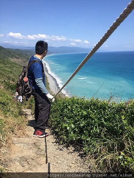 028拉繩索邊走眼前又是無敵海景~真der狠難專心.JPG