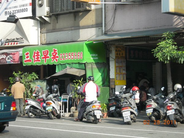 001隱身在建築物裡.僅店面有橫向棚架滴小招牌.不認真看還真找不到壓^^!!!.JPG