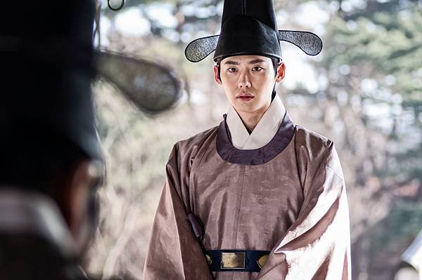 02. 片約不斷的李鍾碩演出《觀相大師：滅王風暴》，被視為他演藝生涯的最大挑戰與突破，更創下近千萬的觀影人次紀錄