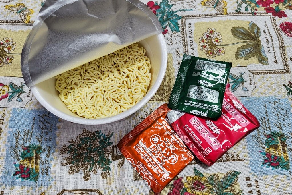 日本進口零食三寶超大蒜醬油豚骨風味碗麵三幸大蒜風味米菓三幸起士米果4.jpg